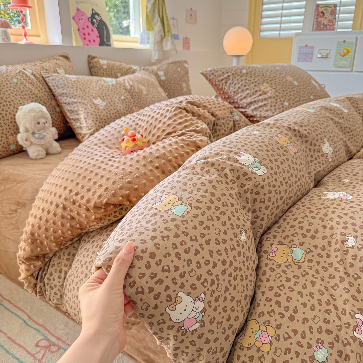 91家纺网 家纺一手货源 找家纺 简宜家居（朝初家纺） 2025新款全棉安抚豆豆绒卡通印花小清新四件套 豹纹-咖
