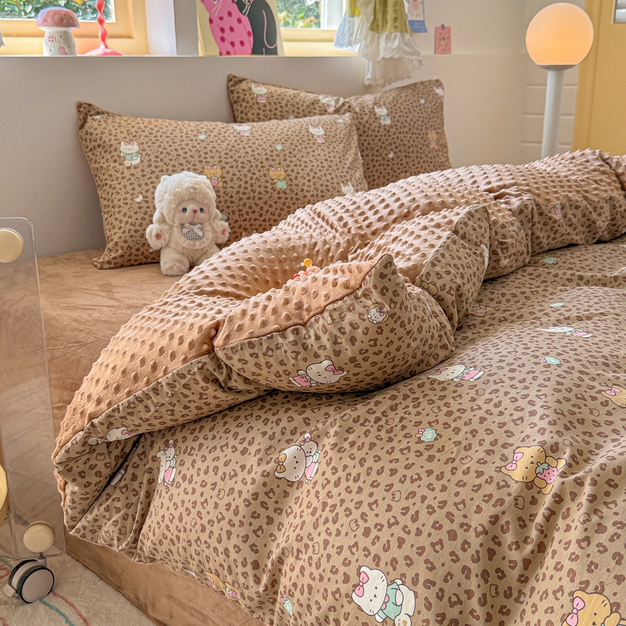 91家纺网 家纺一手货源 找家纺 简宜家居（朝初家纺） 2025新款全棉安抚豆豆绒卡通印花小清新四件套 豹纹-咖