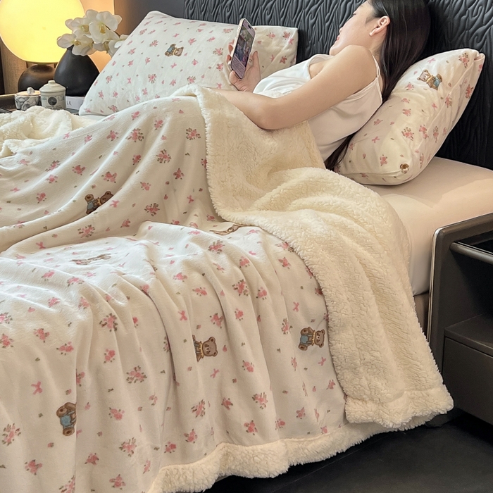 91家纺网 家纺一手货源 找家纺 朵朵家纺 2025新款加厚牛奶绒羊羔绒印花多功能盖毯（可定制尺寸 ） 玫瑰小熊