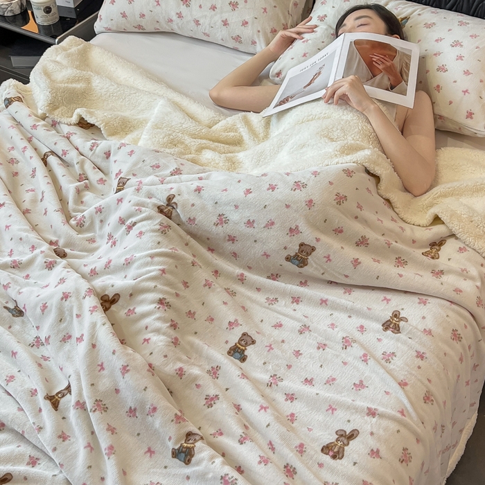 91家纺网 家纺一手货源 找家纺 朵朵家纺 2025新款加厚牛奶绒羊羔绒印花多功能盖毯（可定制尺寸 ） 玫瑰小熊