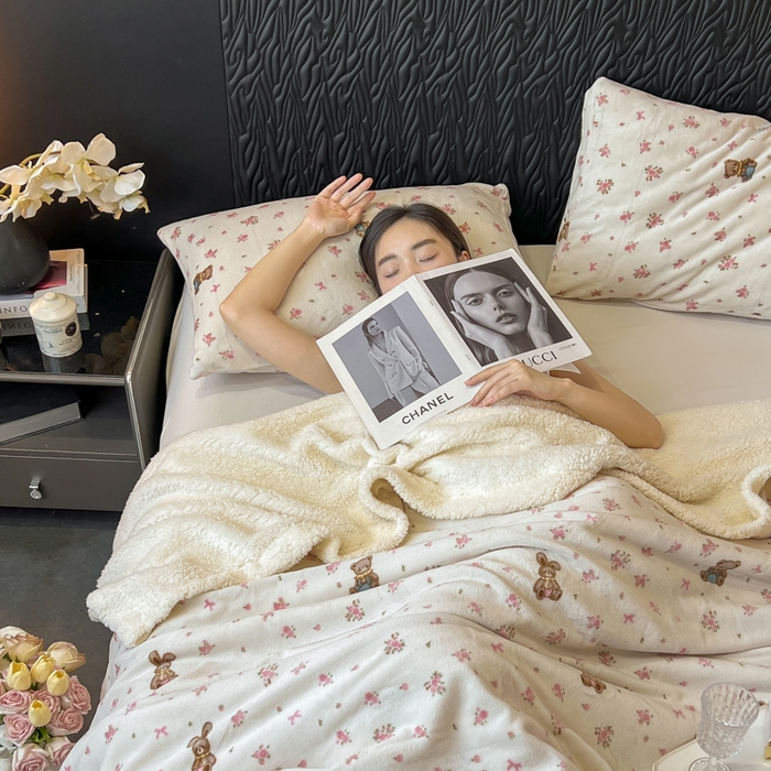 91家纺网 家纺一手货源 找家纺 朵朵家纺 2025新款加厚牛奶绒羊羔绒印花多功能盖毯（可定制尺寸 ） 玫瑰小熊