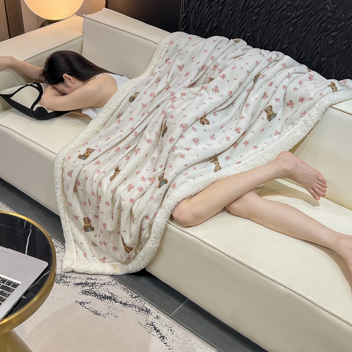 91家纺网 家纺一手货源 找家纺 朵朵家纺 2025新款加厚牛奶绒羊羔绒印花多功能盖毯（可定制尺寸 ） 玫瑰小熊