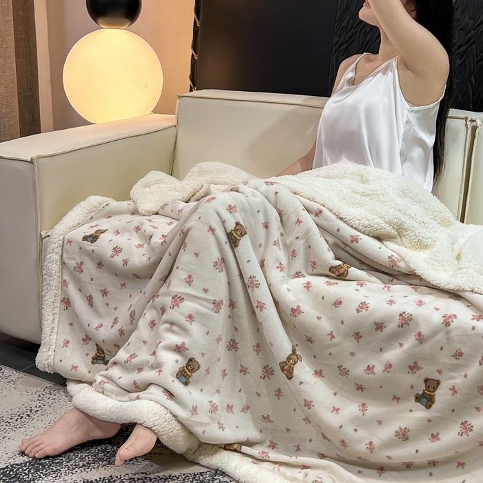 91家纺网 家纺一手货源 找家纺 朵朵家纺 2025新款加厚牛奶绒羊羔绒印花多功能盖毯（可定制尺寸 ） 玫瑰小熊