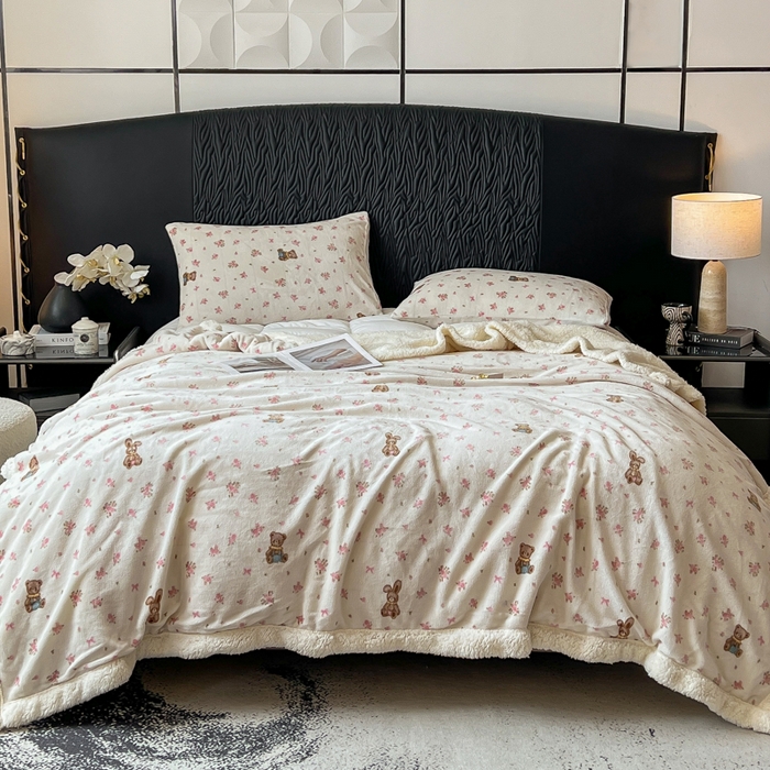 91家纺网 家纺一手货源 找家纺 朵朵家纺 2025新款加厚牛奶绒羊羔绒印花多功能盖毯（可定制尺寸 ） 玫瑰小熊