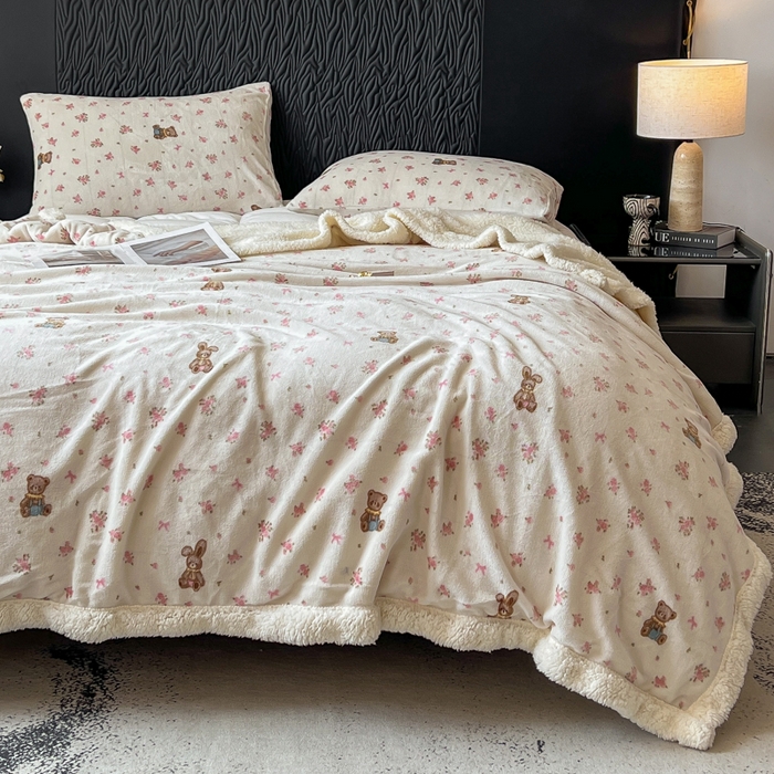 91家纺网 家纺一手货源 找家纺 朵朵家纺 2025新款加厚牛奶绒羊羔绒印花多功能盖毯（可定制尺寸 ） 玫瑰小熊