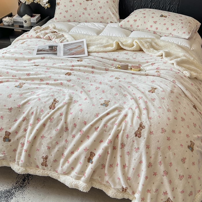 91家纺网 家纺一手货源 找家纺 朵朵家纺 2025新款加厚牛奶绒羊羔绒印花多功能盖毯（可定制尺寸 ） 玫瑰小熊