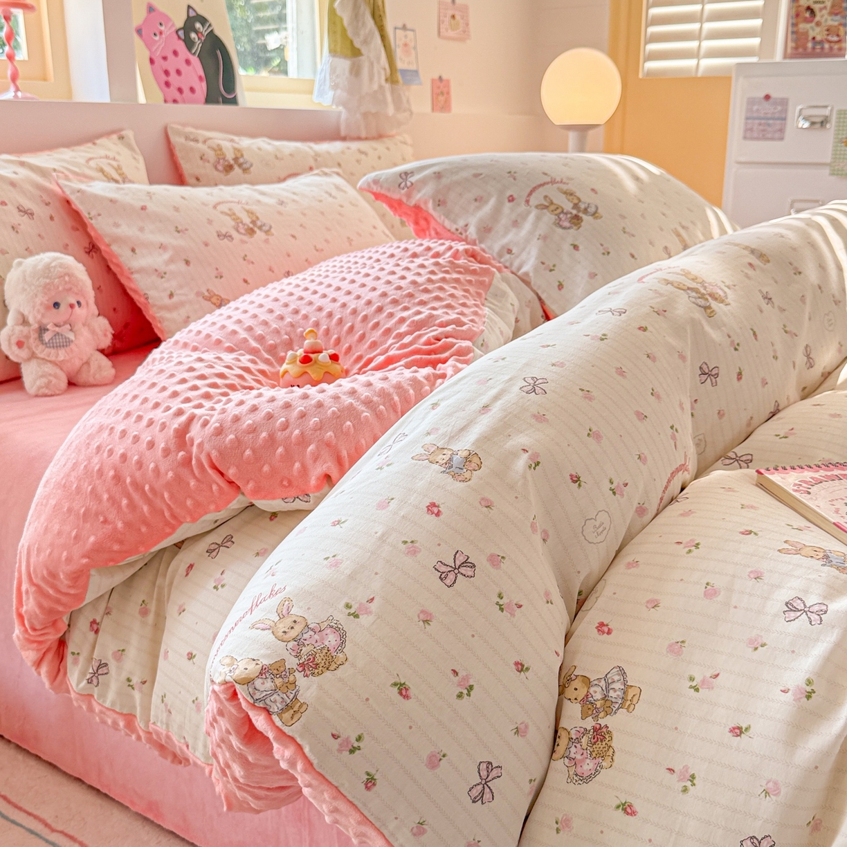 91家纺网 家纺一手货源 找家纺 简宜家居（朝初家纺） 2025新款全棉安抚豆豆绒卡通印花小清新四件套 粉红可爱兔