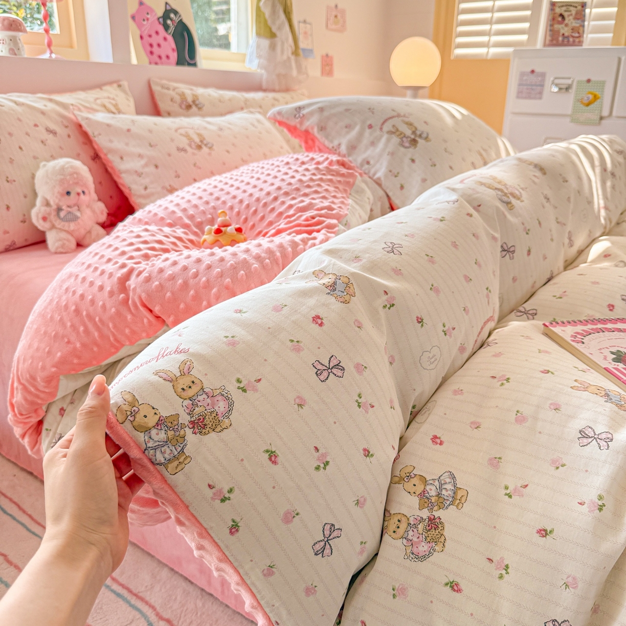 91家纺网 家纺一手货源 找家纺 简宜家居（朝初家纺） 2025新款全棉安抚豆豆绒卡通印花小清新四件套 粉红可爱兔