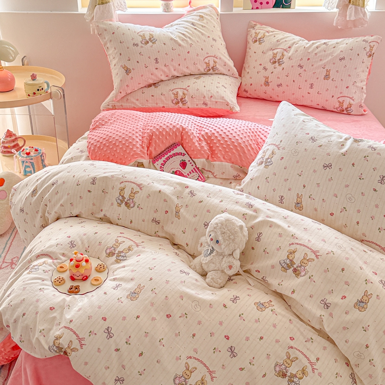 91家纺网 家纺一手货源 找家纺 简宜家居（朝初家纺） 2025新款全棉安抚豆豆绒卡通印花小清新四件套 粉红可爱兔