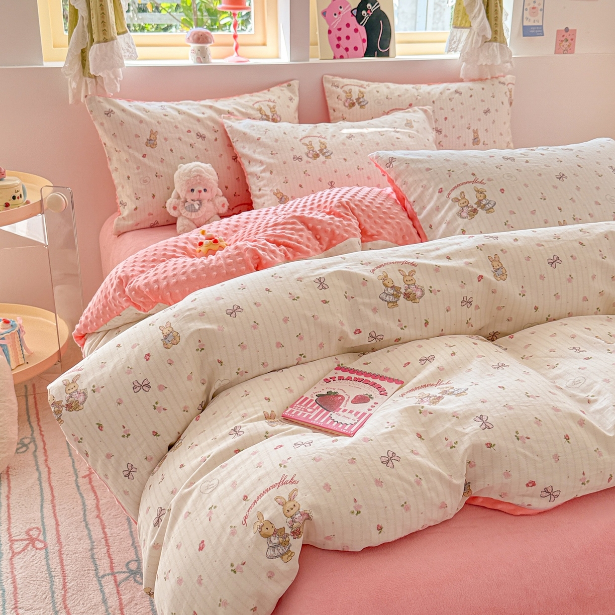 91家纺网 家纺一手货源 找家纺 简宜家居（朝初家纺） 2025新款全棉安抚豆豆绒卡通印花小清新四件套 粉红可爱兔
