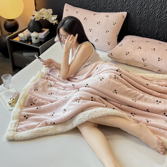91家纺网 家纺一手货源 找家纺 朵朵家纺 2025新款加厚牛奶绒羊羔绒印花多功能盖毯（可定制尺寸 ） 魅惑樱桃
