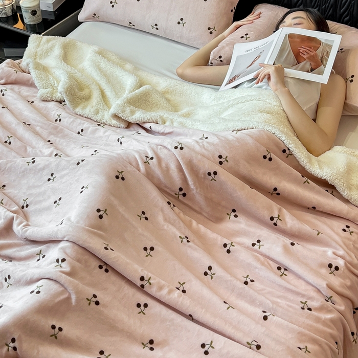 91家纺网 家纺一手货源 找家纺 朵朵家纺 2025新款加厚牛奶绒羊羔绒印花多功能盖毯（可定制尺寸 ） 魅惑樱桃