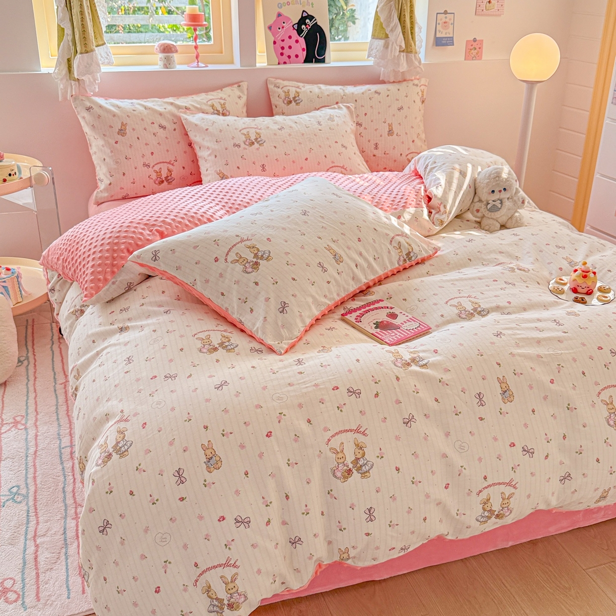 91家纺网 家纺一手货源 找家纺 简宜家居（朝初家纺） 2025新款全棉安抚豆豆绒卡通印花小清新四件套 粉红可爱兔