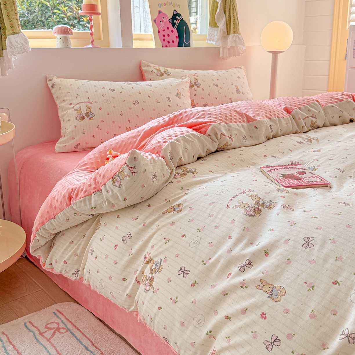 91家纺网 家纺一手货源 找家纺 简宜家居（朝初家纺） 2025新款全棉安抚豆豆绒卡通印花小清新四件套 粉红可爱兔