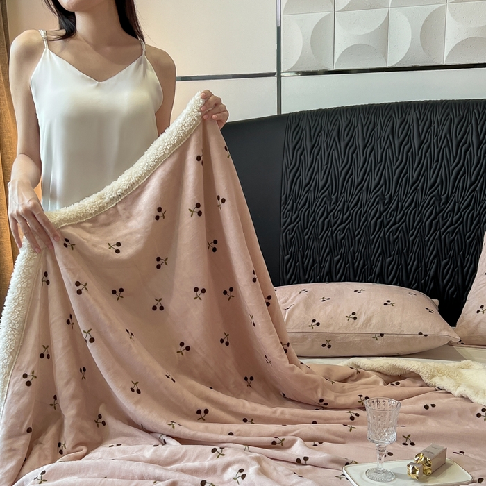 91家纺网 家纺一手货源 找家纺 朵朵家纺 2025新款加厚牛奶绒羊羔绒印花多功能盖毯（可定制尺寸 ） 魅惑樱桃