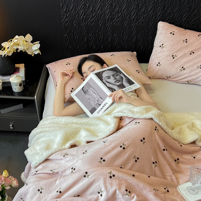 91家纺网 家纺一手货源 找家纺 朵朵家纺 2025新款加厚牛奶绒羊羔绒印花多功能盖毯（可定制尺寸 ） 魅惑樱桃