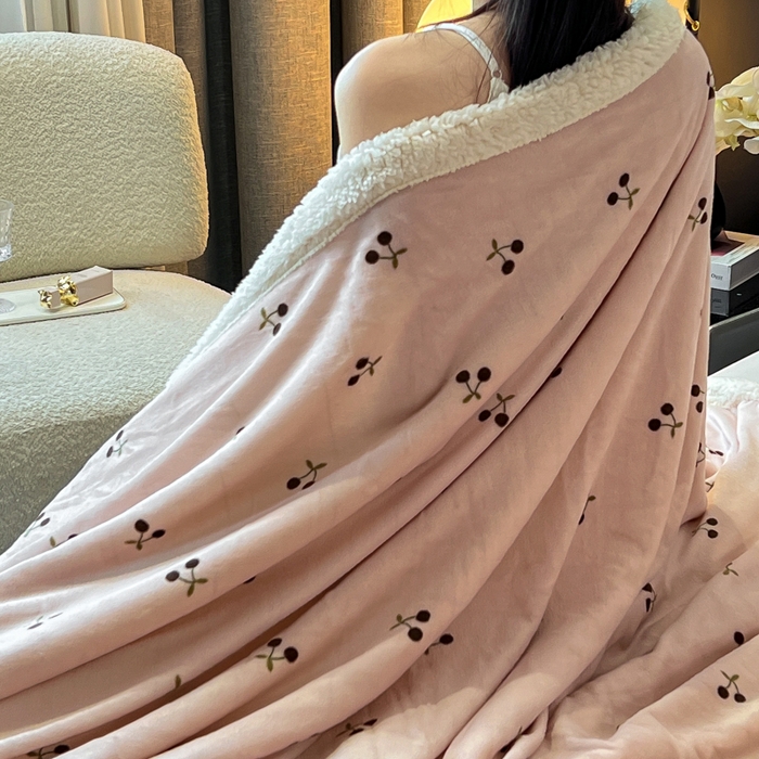 91家纺网 家纺一手货源 找家纺 朵朵家纺 2025新款加厚牛奶绒羊羔绒印花多功能盖毯（可定制尺寸 ） 魅惑樱桃