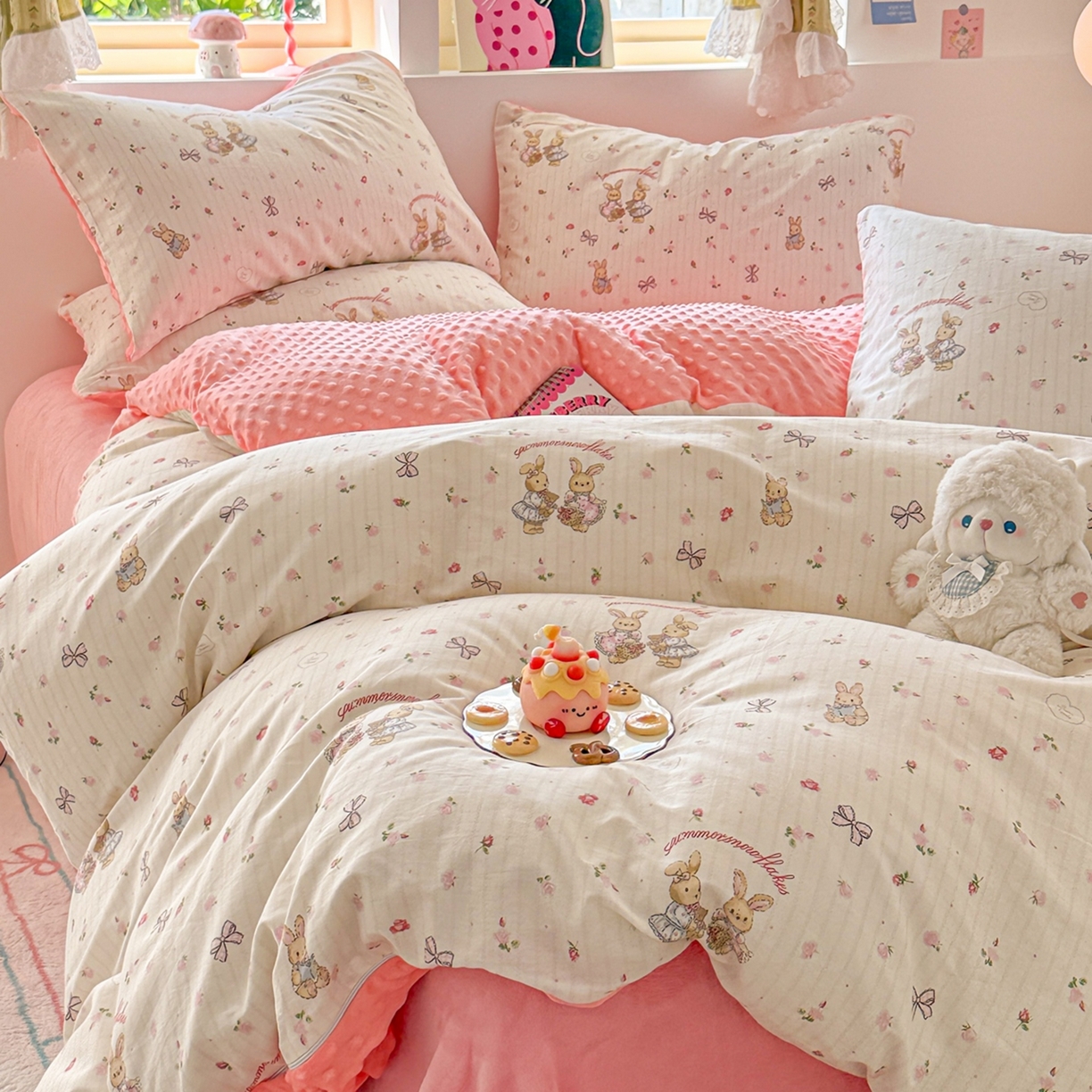 91家纺网 家纺一手货源 找家纺 简宜家居（朝初家纺） 2025新款全棉安抚豆豆绒卡通印花小清新四件套 粉红可爱兔
