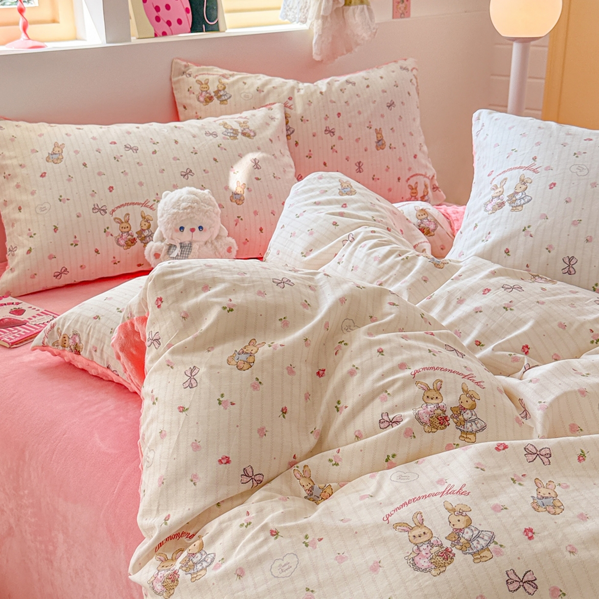 91家纺网 家纺一手货源 找家纺 简宜家居（朝初家纺） 2025新款全棉安抚豆豆绒卡通印花小清新四件套 粉红可爱兔