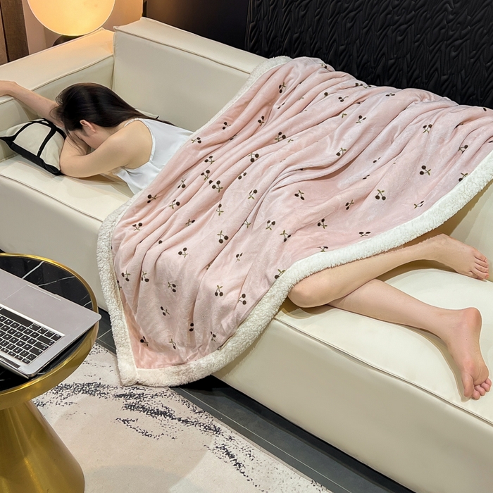 91家纺网 家纺一手货源 找家纺 朵朵家纺 2025新款加厚牛奶绒羊羔绒印花多功能盖毯（可定制尺寸 ） 魅惑樱桃