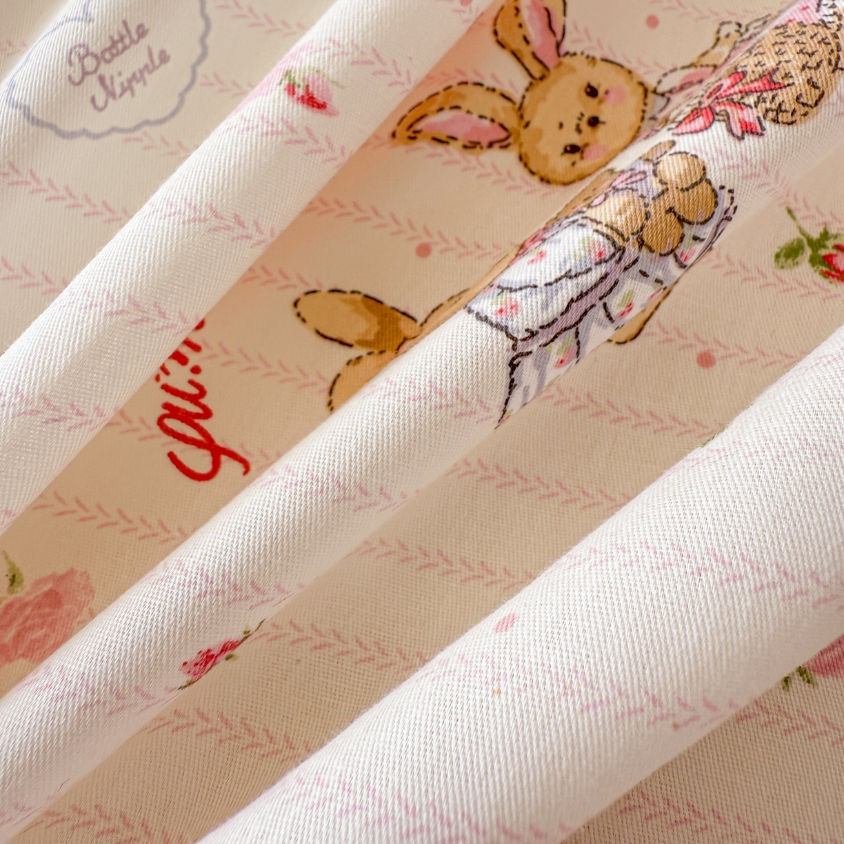 91家纺网 家纺一手货源 找家纺 简宜家居（朝初家纺） 2025新款全棉安抚豆豆绒卡通印花小清新四件套 粉红可爱兔