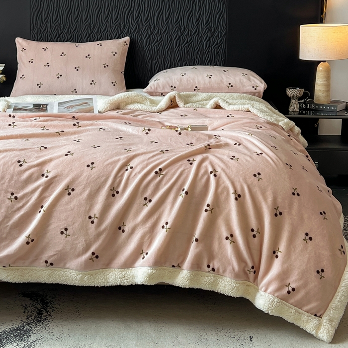 91家纺网 家纺一手货源 找家纺 朵朵家纺 2025新款加厚牛奶绒羊羔绒印花多功能盖毯（可定制尺寸 ） 魅惑樱桃