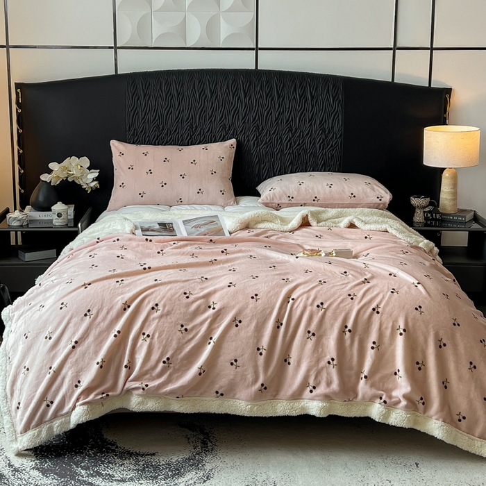 91家纺网 家纺一手货源 找家纺 朵朵家纺 2025新款加厚牛奶绒羊羔绒印花多功能盖毯（可定制尺寸 ） 魅惑樱桃