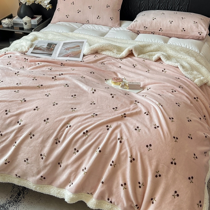 91家纺网 家纺一手货源 找家纺 朵朵家纺 2025新款加厚牛奶绒羊羔绒印花多功能盖毯（可定制尺寸 ） 魅惑樱桃