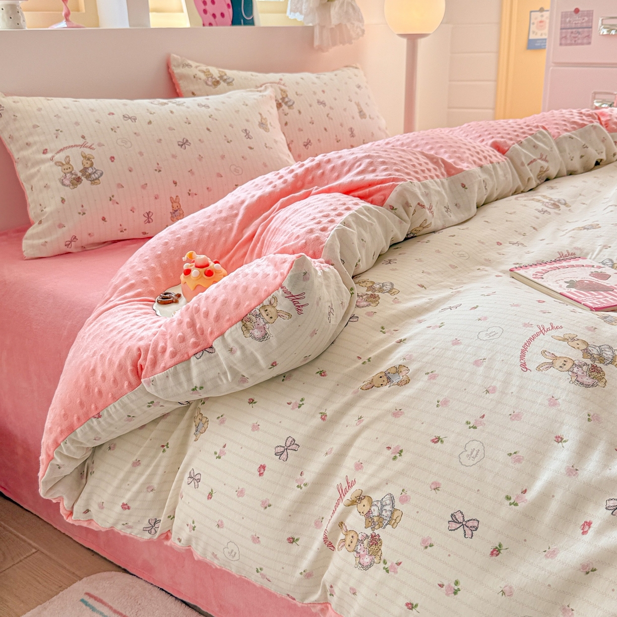 91家纺网 家纺一手货源 找家纺 简宜家居（朝初家纺） 2025新款全棉安抚豆豆绒卡通印花小清新四件套 粉红可爱兔