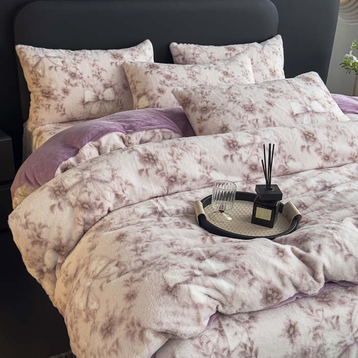 91家纺网 家纺一手货源 找家纺 家之硕家纺 2025新款高克重兔毛绒轻奢风床单系列 蝴蝶碎花紫