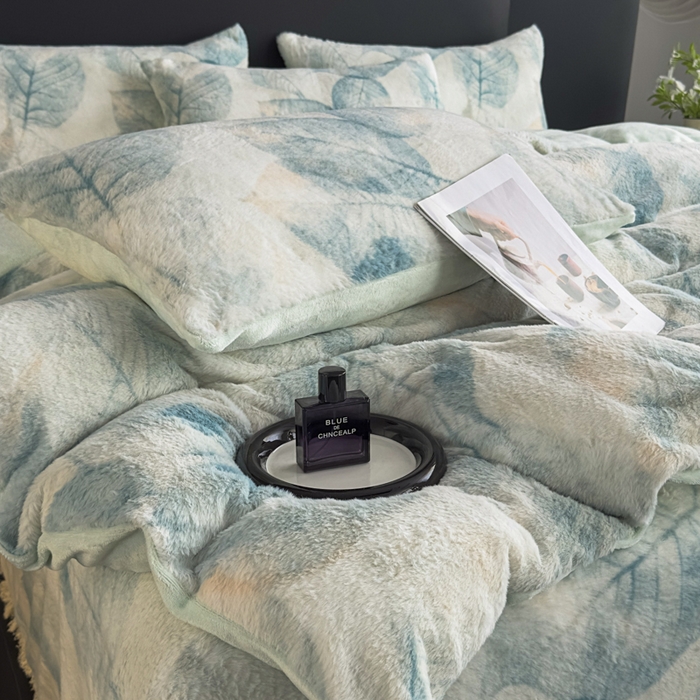 91家纺网 家纺一手货源 找家纺 家之硕家纺 2025新款高克重兔毛绒轻奢风床单系列 香叶绿