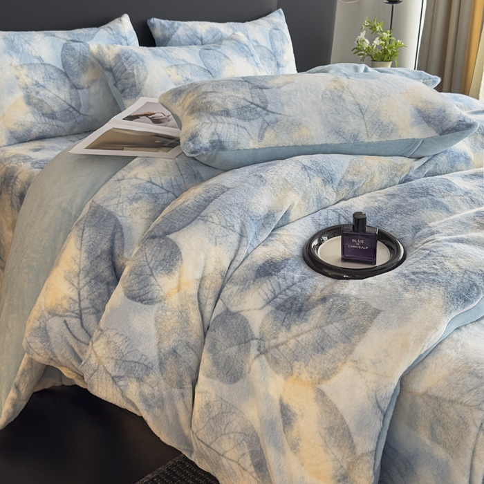 91家纺网 家纺一手货源 找家纺 家之硕家纺 2025新款高克重兔毛绒轻奢风床单系列 香叶蓝