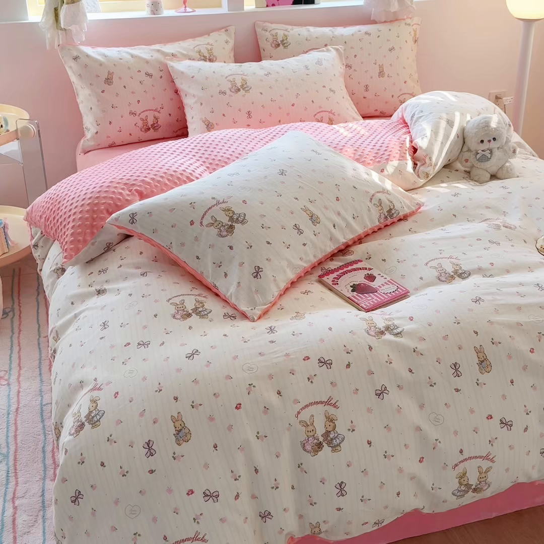 91家纺网 家纺一手货源 找家纺 简宜家居（朝初家纺） 2025新款全棉安抚豆豆绒卡通印花小清新四件套 粉红可爱兔