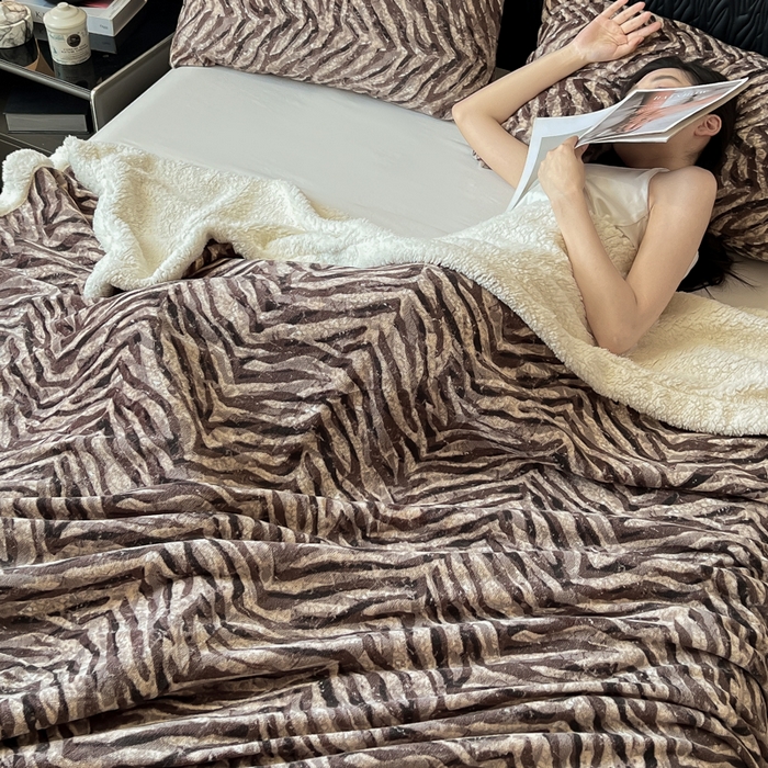 91家纺网 家纺一手货源 找家纺 朵朵家纺 2025新款加厚牛奶绒羊羔绒印花多功能盖毯（可定制尺寸 ） 摩卡生活