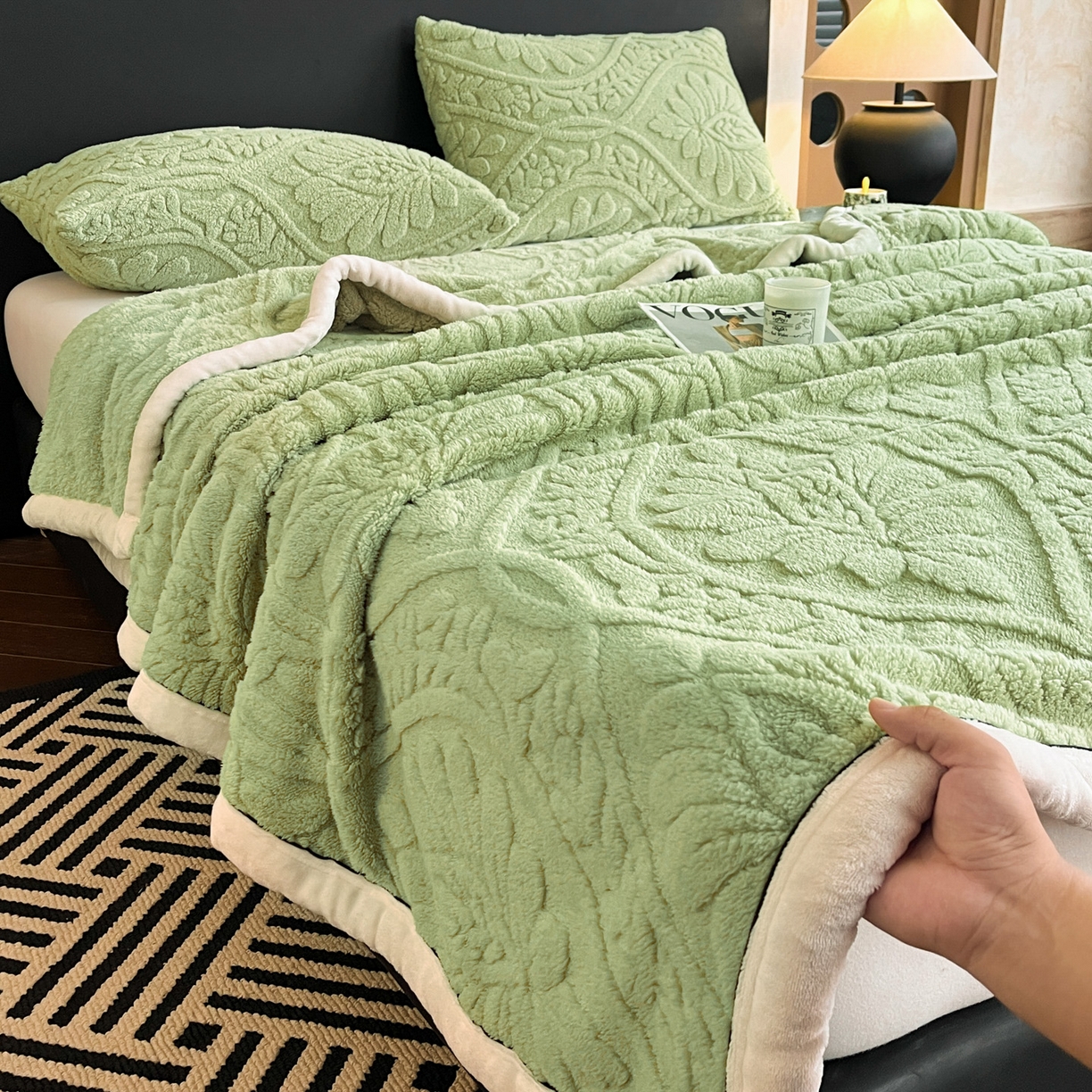 91家纺网 家纺一手货源 找家纺 欧邦 2025新款A类提花舒棉绒双面绒半边绒单层毯毯子毛毯 复古绿
