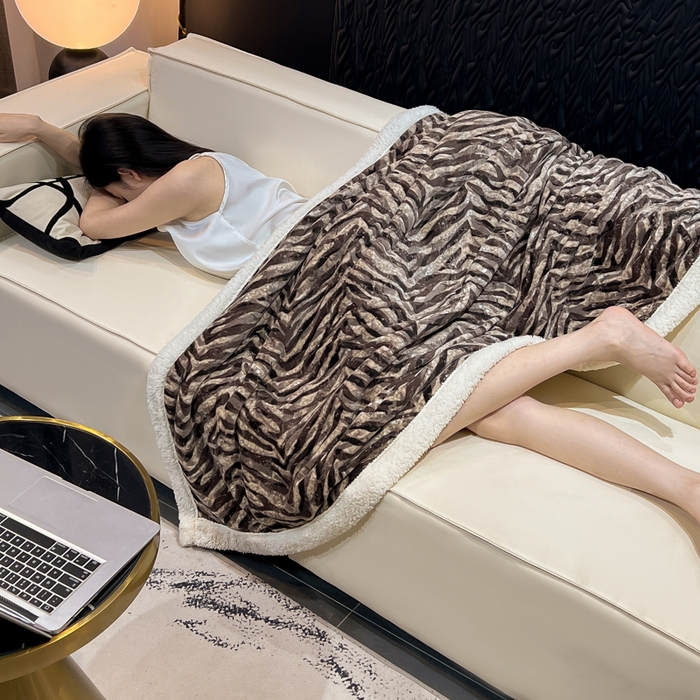 91家纺网 家纺一手货源 找家纺 朵朵家纺 2025新款加厚牛奶绒羊羔绒印花多功能盖毯（可定制尺寸 ） 摩卡生活