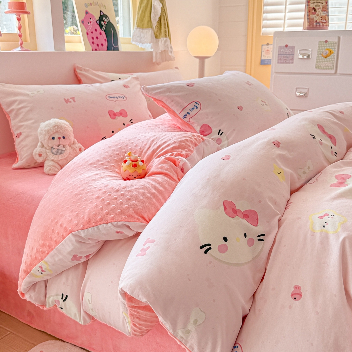 91家纺网 家纺一手货源 找家纺 简宜家居（朝初家纺） 2025新款全棉安抚豆豆绒卡通印花小清新四件套 粉色猫