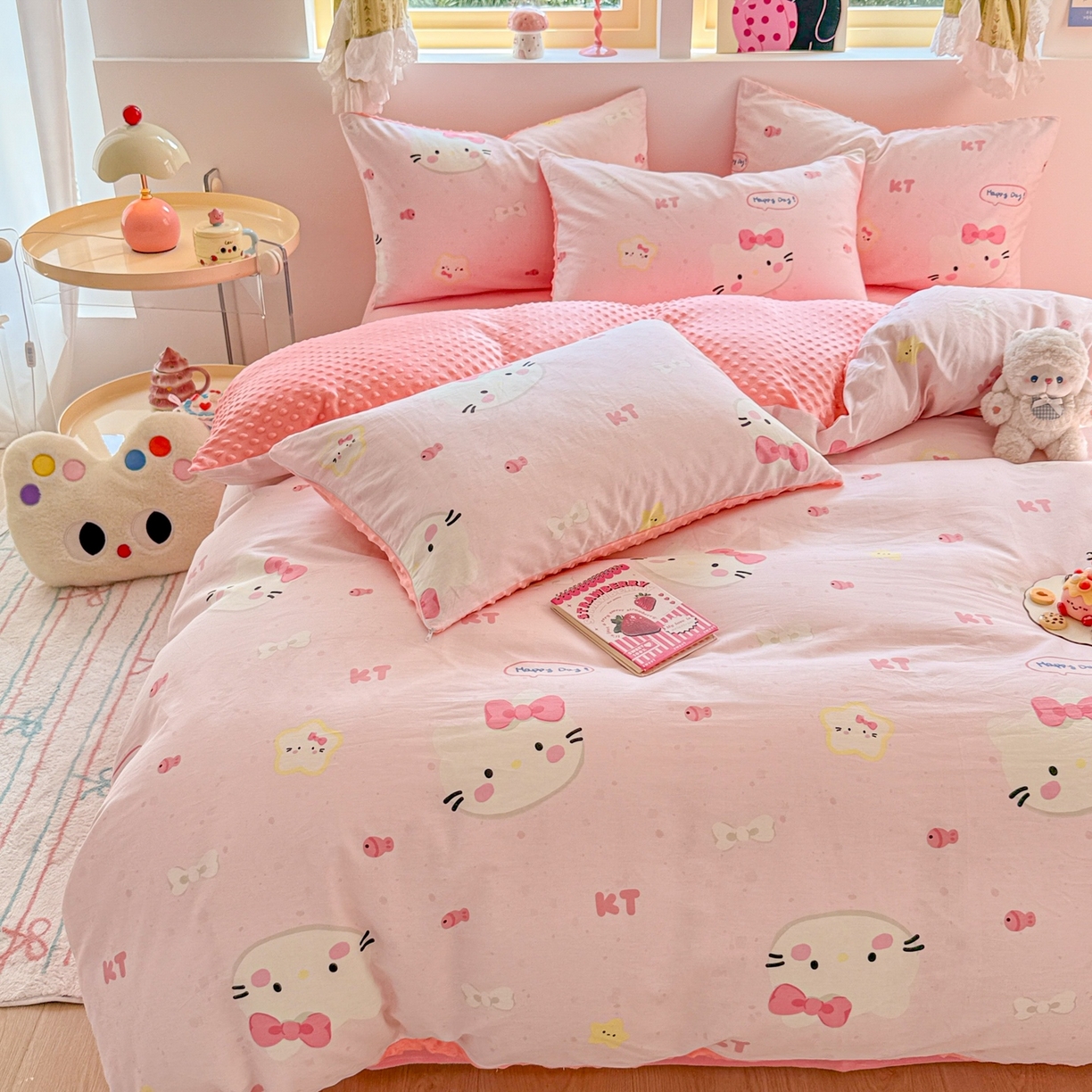 91家纺网 家纺一手货源 找家纺 简宜家居（朝初家纺） 2025新款全棉安抚豆豆绒卡通印花小清新四件套 粉色猫