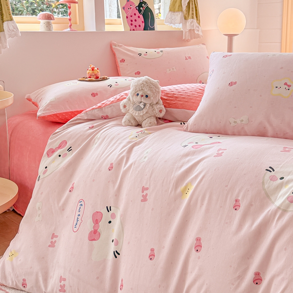 91家纺网 家纺一手货源 找家纺 简宜家居（朝初家纺） 2025新款全棉安抚豆豆绒卡通印花小清新四件套 粉色猫