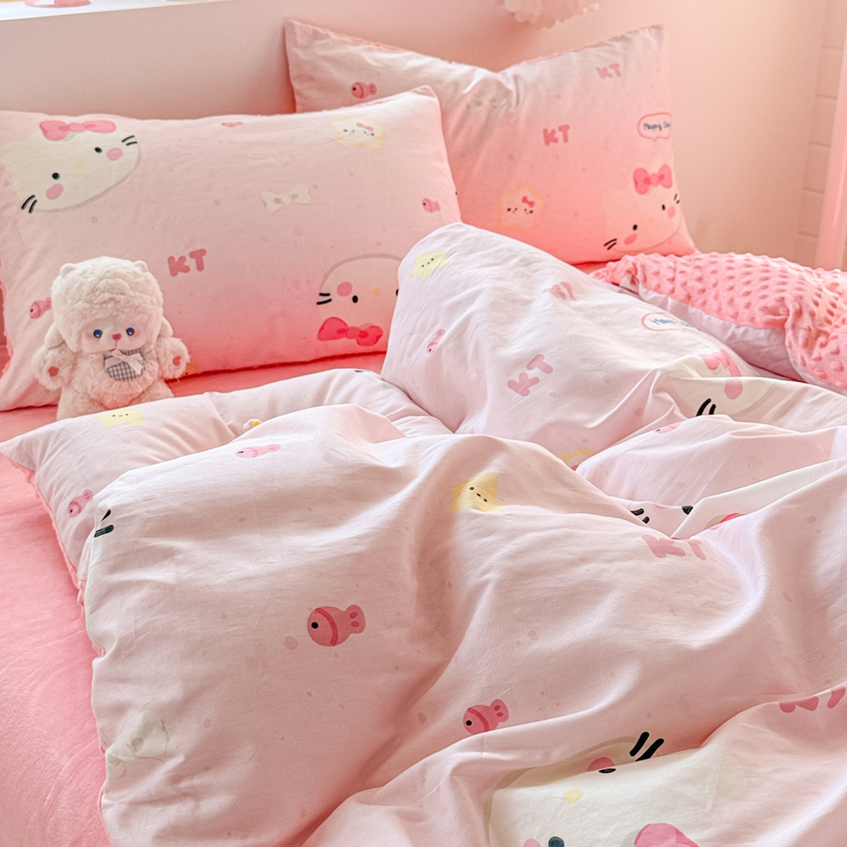 91家纺网 家纺一手货源 找家纺 简宜家居（朝初家纺） 2025新款全棉安抚豆豆绒卡通印花小清新四件套 粉色猫