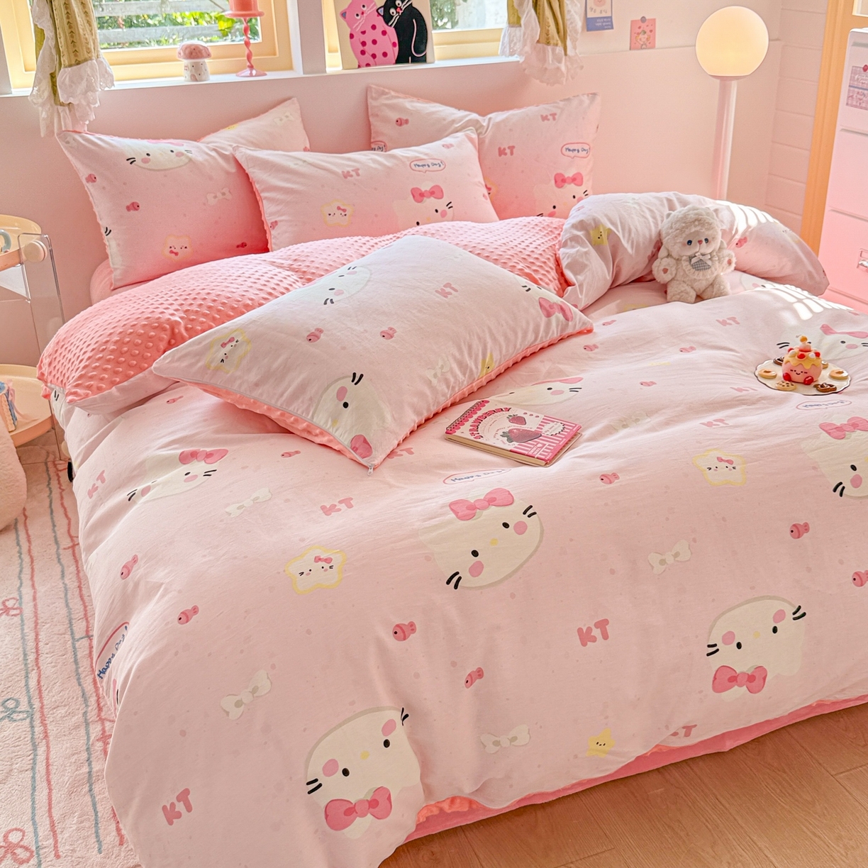 91家纺网 家纺一手货源 找家纺 简宜家居（朝初家纺） 2025新款全棉安抚豆豆绒卡通印花小清新四件套 粉色猫