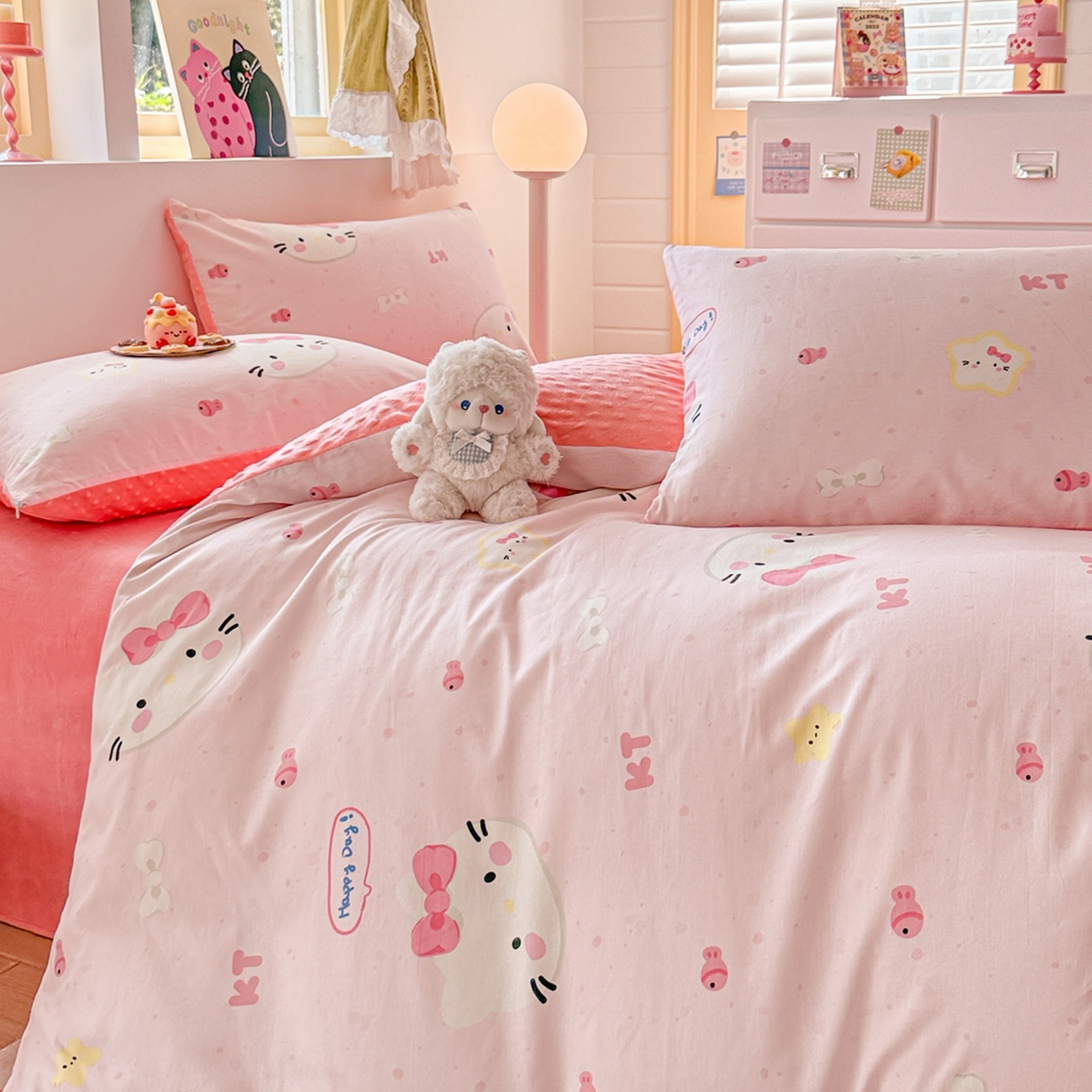 91家纺网 家纺一手货源 找家纺 简宜家居（朝初家纺） 2025新款全棉安抚豆豆绒卡通印花小清新四件套 粉色猫