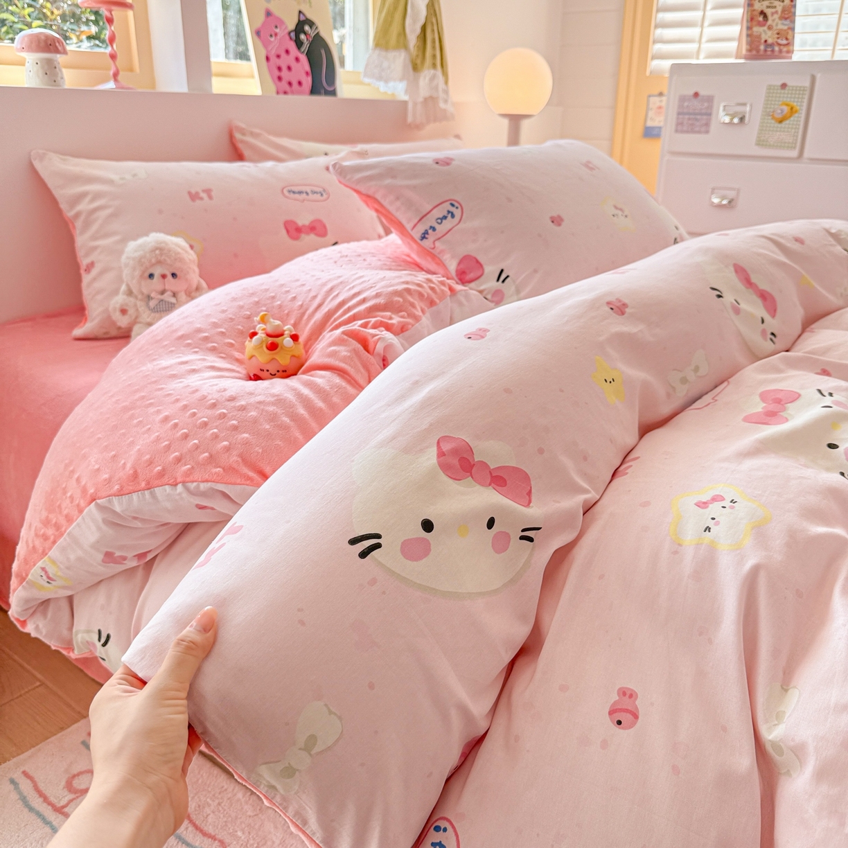 91家纺网 家纺一手货源 找家纺 简宜家居（朝初家纺） 2025新款全棉安抚豆豆绒卡通印花小清新四件套 粉色猫