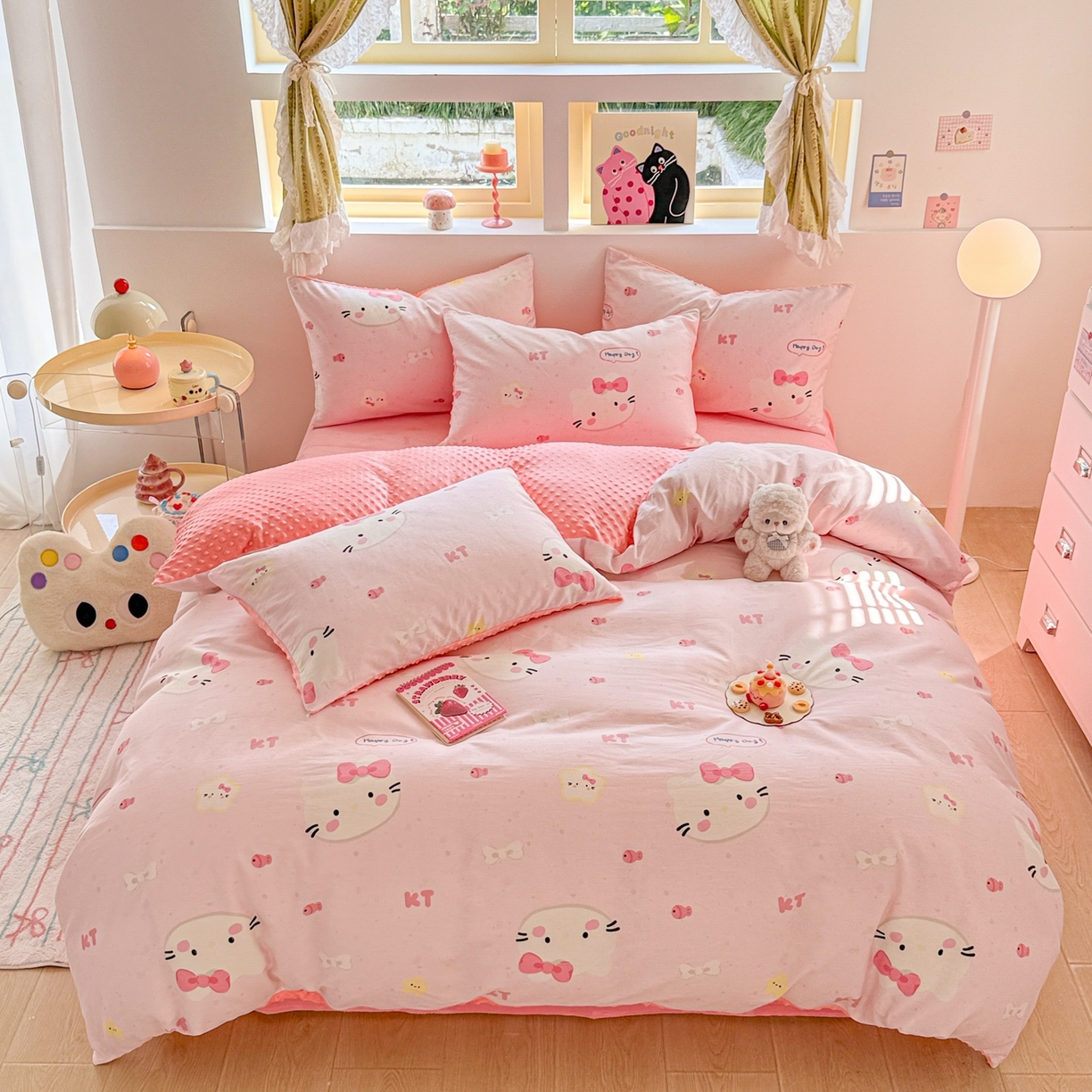 91家纺网 家纺一手货源 找家纺 简宜家居（朝初家纺） 2025新款全棉安抚豆豆绒卡通印花小清新四件套 粉色猫