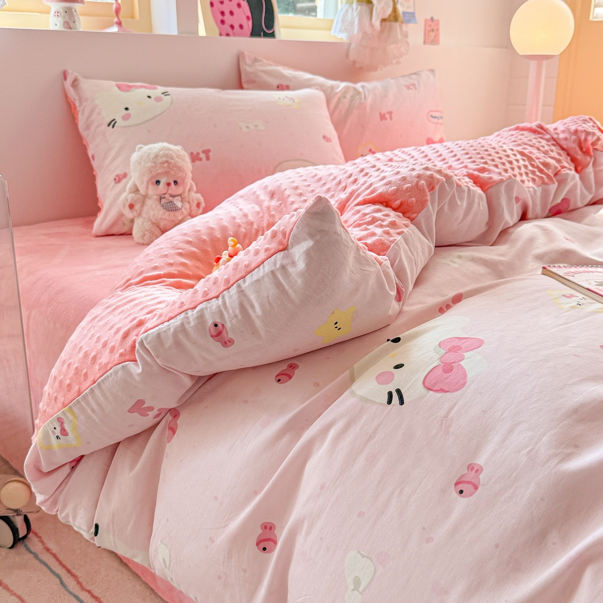 91家纺网 家纺一手货源 找家纺 简宜家居（朝初家纺） 2025新款全棉安抚豆豆绒卡通印花小清新四件套 粉色猫