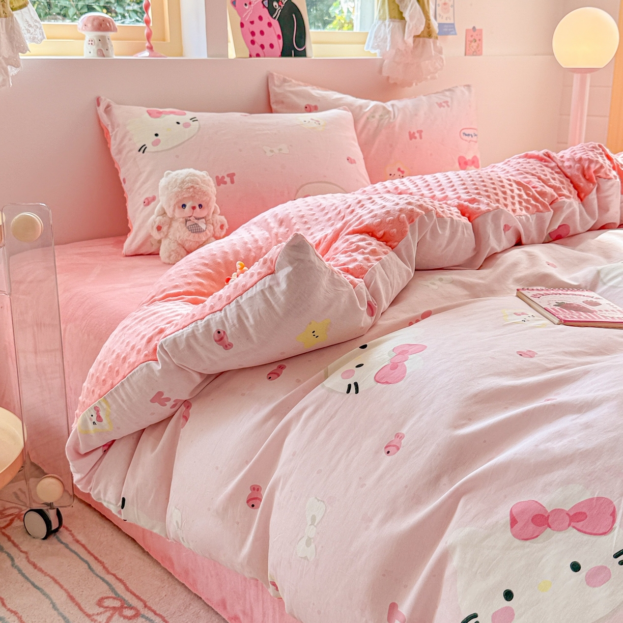 91家纺网 家纺一手货源 找家纺 简宜家居（朝初家纺） 2025新款全棉安抚豆豆绒卡通印花小清新四件套 粉色猫