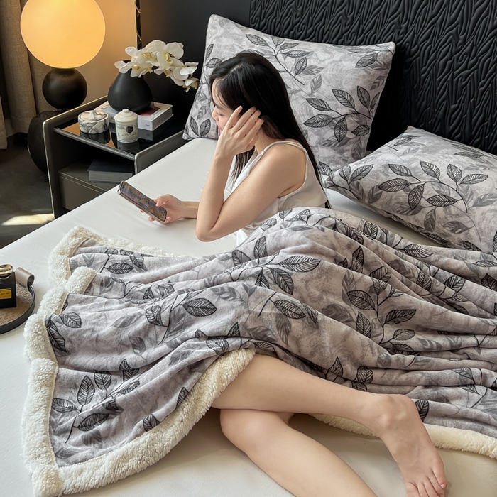91家纺网 家纺一手货源 找家纺 朵朵家纺 2025新款加厚牛奶绒羊羔绒印花多功能盖毯（可定制尺寸 ） 一叶知秋