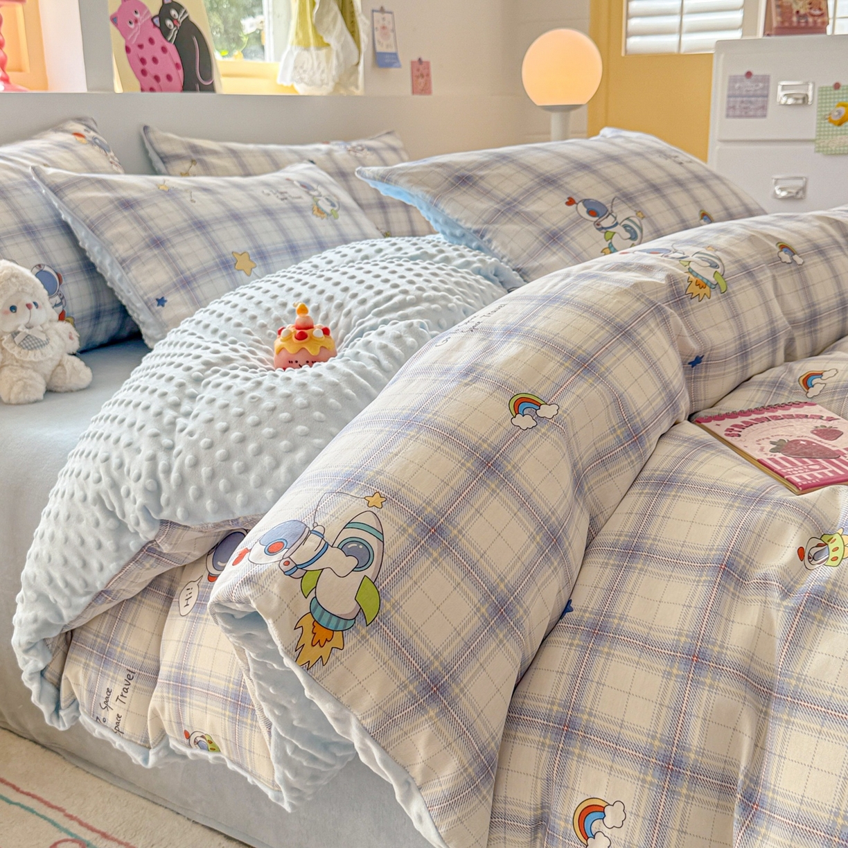 91家纺网 家纺一手货源 找家纺 简宜家居（朝初家纺） 2025新款全棉安抚豆豆绒卡通印花小清新四件套 火箭星空