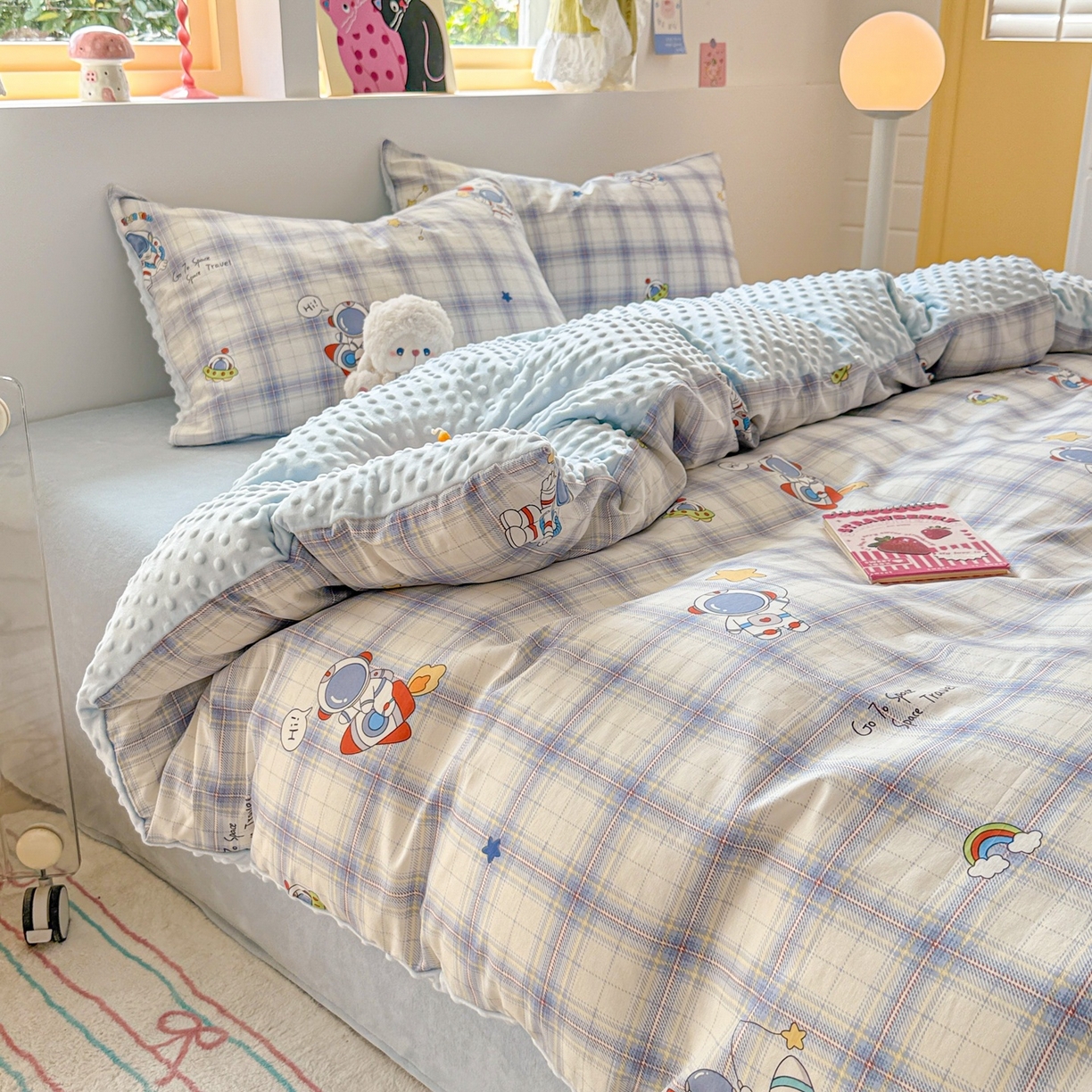 91家纺网 家纺一手货源 找家纺 简宜家居（朝初家纺） 2025新款全棉安抚豆豆绒卡通印花小清新四件套 火箭星空