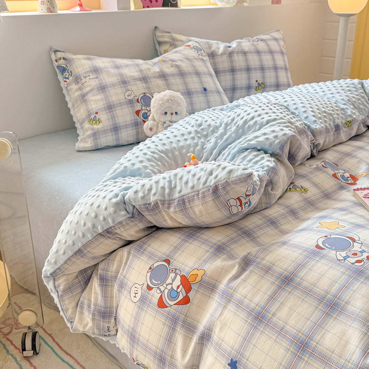 91家纺网 家纺一手货源 找家纺 简宜家居（朝初家纺） 2025新款全棉安抚豆豆绒卡通印花小清新四件套 火箭星空